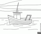 sakin denizde bir balıkçı teknesi yelken