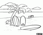yazları sahilde kum bir palmiye ağacının altında Sörf tahtasının