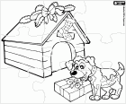 Bir köpeğin çok mutlu bir şekilde dekore edilmiş küçük ev yanında onun Noel hediye ile puzzle