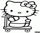 Hello Kitty onun trotinet ile oynuyor