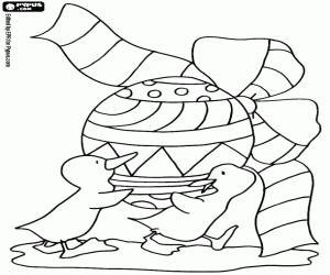 İki ördek yavrusu ve bir Paskalya yortusu yumurta boyama